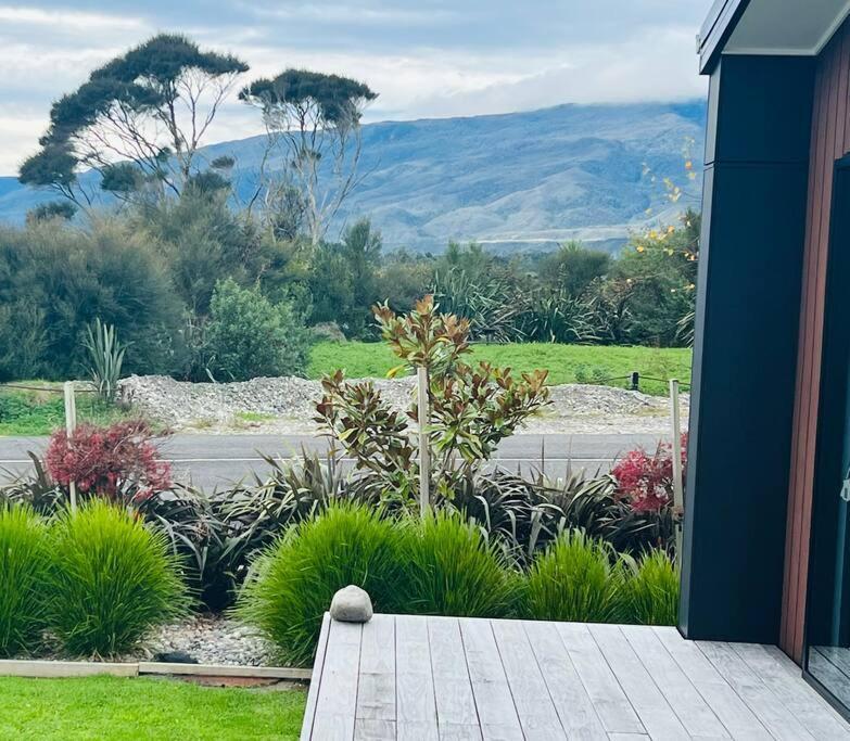 Miss Eastons Whare * Westport